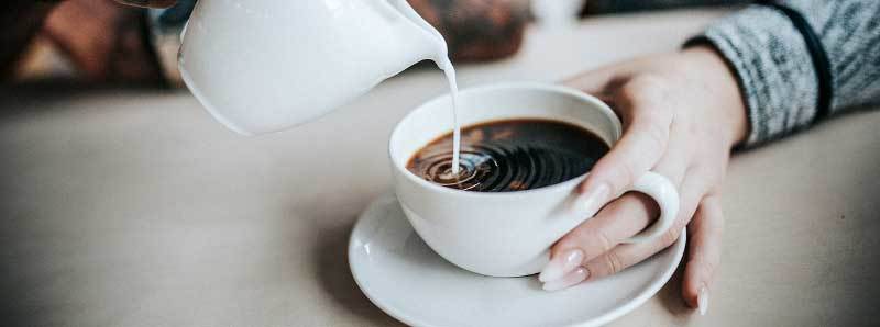 7 Tasty and Healthy Coffee Creamer Alternatives - Featured Image
